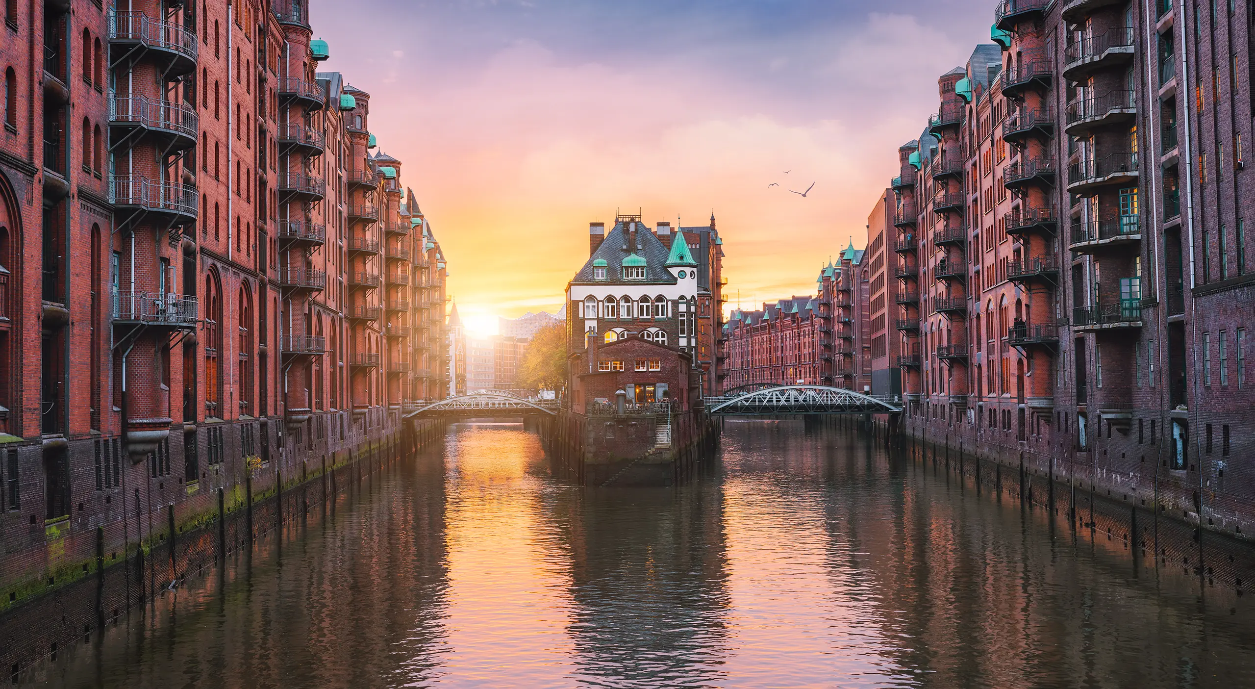 Hamburg – Blick auf die Speicherstadt und den Elbehafen